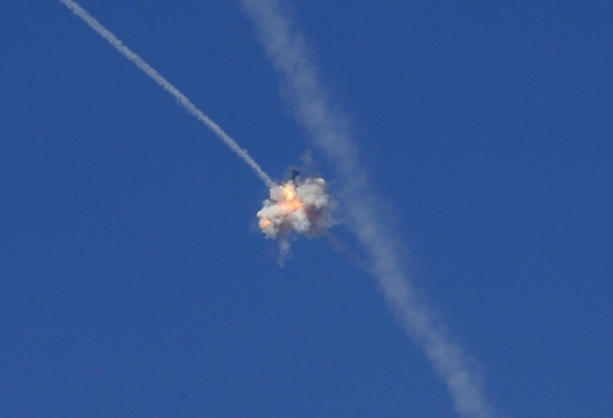 Khoảnh khắc phòng không Vòm sắt Israel đánh chặn rocket từ Dải Gaza