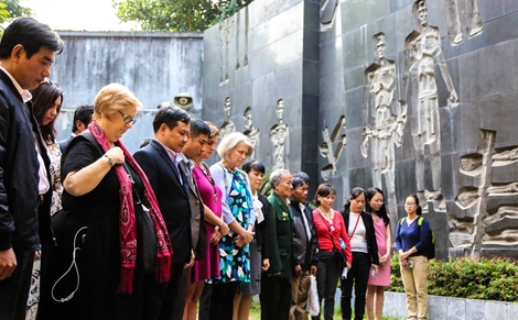 Con cựu binh Mỹ tử trận ở Việt Nam thăm di tích Nhà tù Hỏa Lò