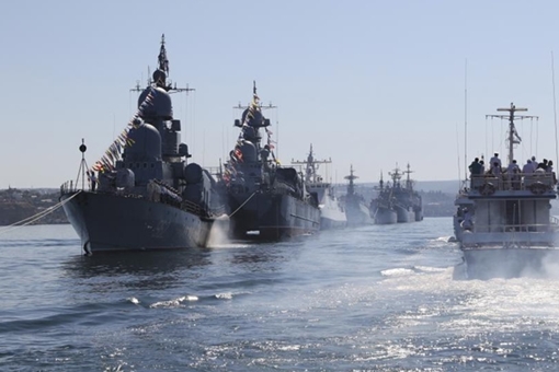 Khí tài Nga ùn ùn kéo tới “điểm nóng” sau vụ đụng độ với tàu Ukraine