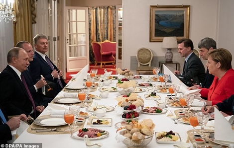 Ông Putin mang bữa sáng từ Moscow sang Argentina mời bà Merkel