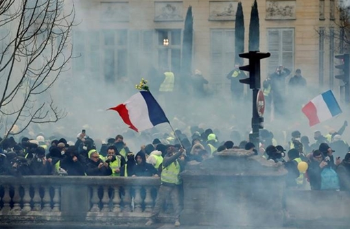 (NÓNG TRONG TUẦN) Người biểu tình "Áo gile vàng" đập phá tòa nhà Chính phủ Pháp