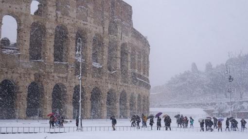 Băng tuyết  "nuốt chửng" châu Âu, cuộc sống hàng triệu người dân đảo lộn