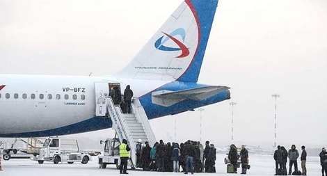 Hy hữu 6 hành khách bị ngã xuống đất từ cửa máy bay trước giờ cất cánh