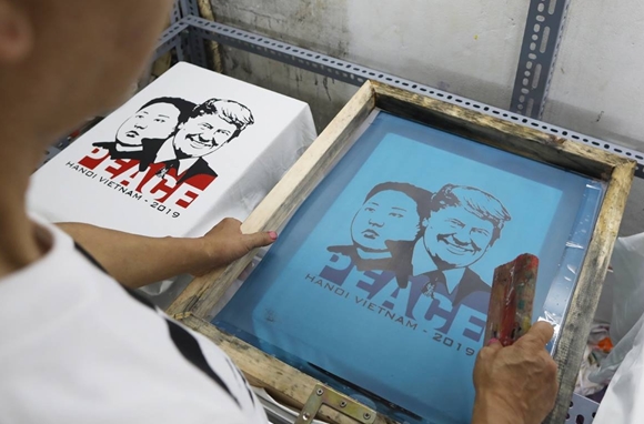 Áo phông in hình lãnh đạo Mỹ - Triều hút khách ở Hà Nội