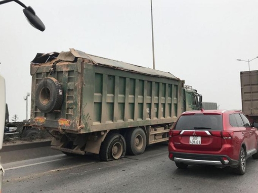 Tài xế xe tải nổ lốp bị phạt nặng vì chở hàng quá khổ trên cầu Thanh Trì