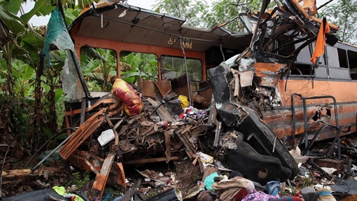 Hai xe bus đâm nhau trực diện, ít nhất 60 người chết