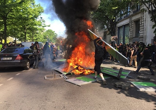 Sau vụ cháy Nhà thờ Đức Bà, "áo gile vàng" vẫn làm Paris chìm trong khói lửa