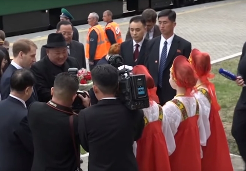 Nga tiếp đón Chủ tịch Kim Jong-un bằng món bánh mì đen truyền thống