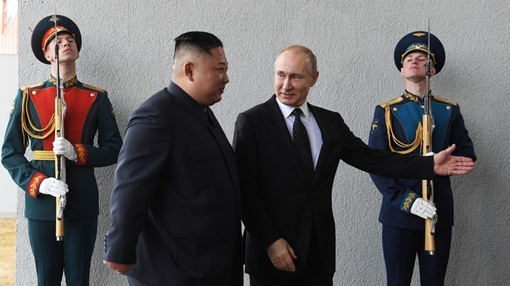 Chủ tịch Kim Jong-un tặng thanh kiếm quý cho Tổng thống Putin