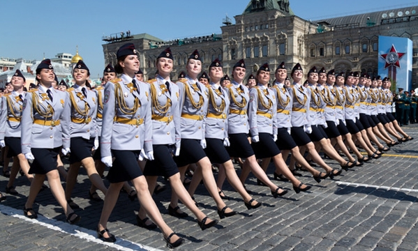 Ngơ ngẩn trước nụ cười của nữ quân nhân Nga tại duyệt binh Chiến thắng