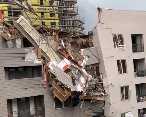 Cần cẩu đổ, kéo sập chung cư làm 7 người thương vong 