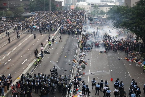 Biểu tình biến thành bạo loạn, chính quyền Hong Kong tạm đóng cửa