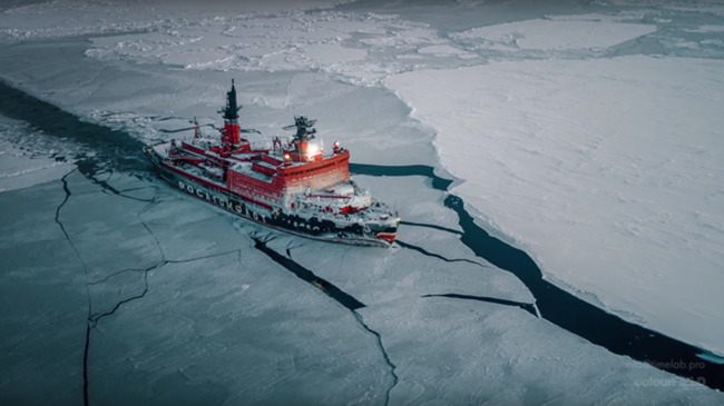 'Choáng' với cảnh tàu phá băng Nga lao phăng phăng trên băng dày ở Bắc Cực