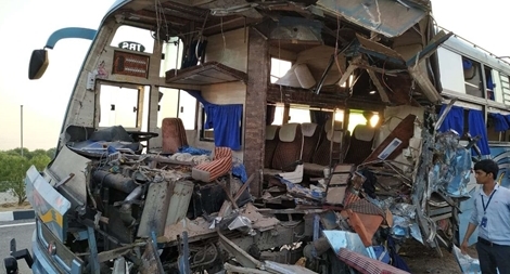 Xe bus đâm vào đuôi xe tải làm 7 người chết, 50 người bị thương