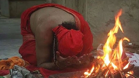 Cảnh sát Ấn Độ nổ súng cứu sống bé gái suýt bị giết để hiến tế