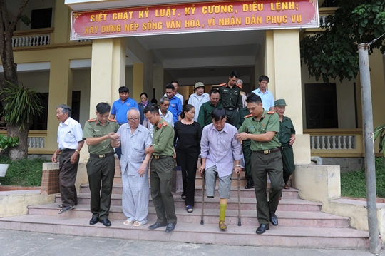 Tuổi trẻ Cảnh vệ CAND thăm, tặng quà các gia đình chính sách tại Nghệ An