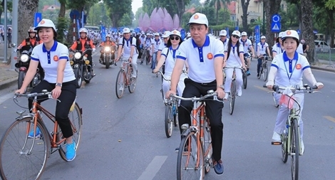 Gần 300 nhà ngoại giao đạp xe dạo phố Hà Nội hưởng ứng Ngày Gia đình ASEAN