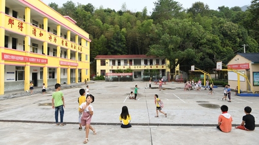 Một thanh niên phun chất độc vào trường mầm non làm 51 trẻ bị thương