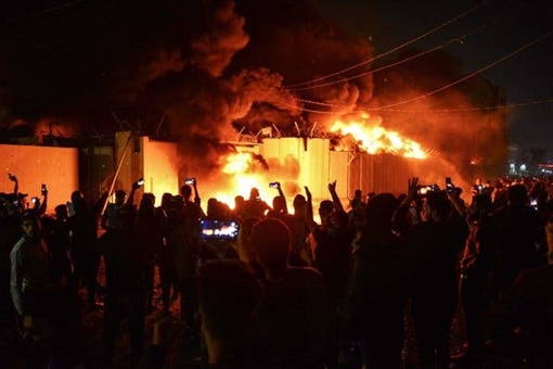 Người biểu tình Iraq đốt trụi lãnh sự quán Iran