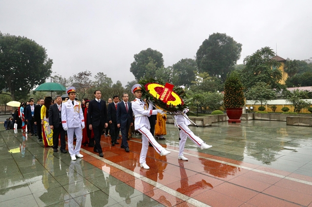 Kiều bào tiêu biểu vào Lăng viếng Chủ tịch Hồ Chí Minh