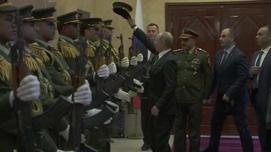 Video Putin hành động lạ ở Palestine gây "bão" trên mạng xã hội