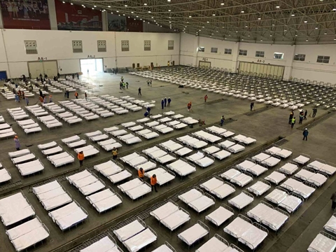 Giường bệnh được bố trí la liệt giữa trung tâm triển lãm, phòng gym ở Vũ Hán