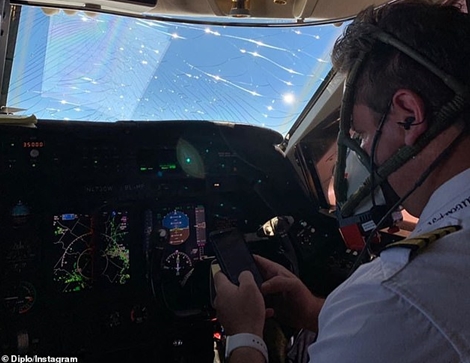 Boeing 777 nứt toác kính buồng lái, buộc phải hạ cánh khẩn