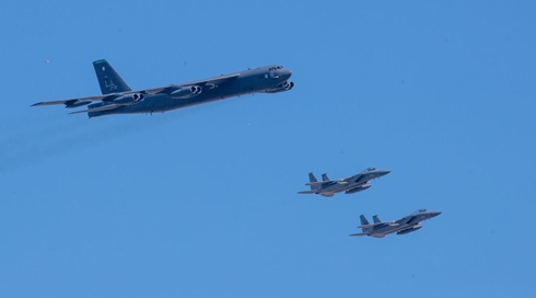 Bay cổ vũ công tác chống COVID-19, oanh tạc cơ B-52 bị... rơi cửa