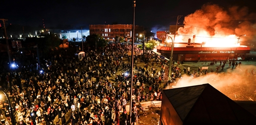 Biểu tình lan đến Washington, Nhà Trắng bị phong toả