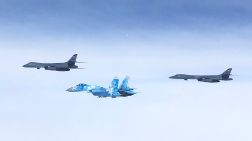 Oanh tạc cơ B-1B Mỹ tập phóng tên lửa sát Nga, bị Su-27 đánh chặn