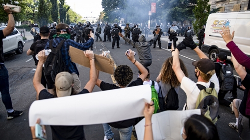 Phóng viên Nga trúng đạn giữa "bão" biểu tình ở Mỹ