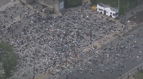 Hàng ngàn người biểu tình nằm lăn ra đường giả chết ở Mỹ