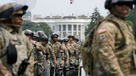 Ông Trump tính điều 10.000 binh sĩ quân đội dẹp loạn biểu tình