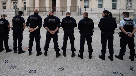 Cảnh sát Pháp ném còng tay, biểu tình phản đối lệnh cấm ghì cổ khống chế nghi phạm