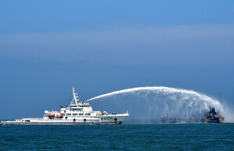 Tàu chở cát đâm tàu chở xăng ở cửa sông Dương Tử lúc lũ lớn tràn về