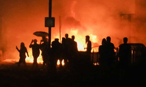 Dân Mỹ biểu tình xuyên đêm, đốt phá nhà cửa và hàng chục ô tô