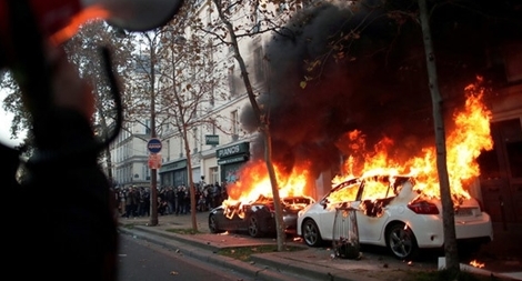 (NÓNG TUẦN QUA) Các nước tiêm vaccine COVID-19, bạo loạn bùng lên khắp nước Pháp