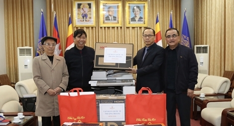 Trao tặng Đại sứ quán Campuchia thiết bị văn phòng thiết yếu