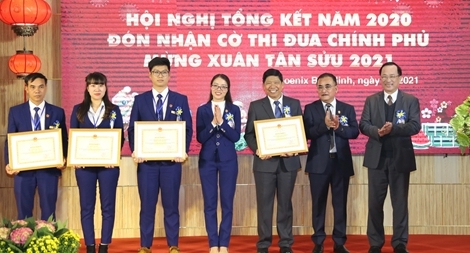 Tập đoàn Quốc tế Phượng Hoàng đón nhận Cờ thi đua Chính phủ