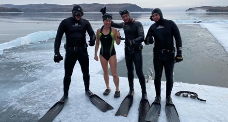 Nữ VĐV lặn gần 100m dưới lớp băng siêu dày ở Siberia