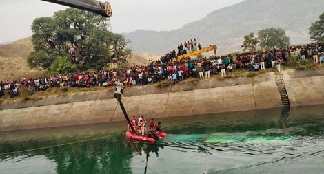 Xe bus lao xuống kênh nước, 37 người thiệt mạng