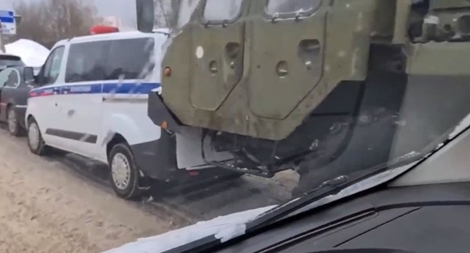 Xe chở tên lửa S-400 đâm trúng xe cảnh sát ở Moscow