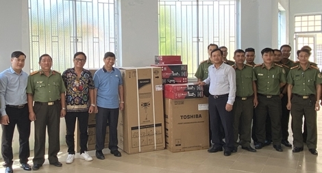 Công an cửa khẩu Phú Quốc đón nhận nhiều phần quà thiết thực