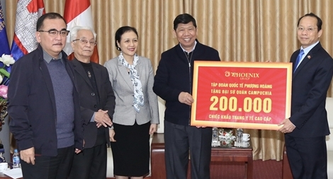 Trao tặng Campuchia hơn 260.000 khẩu trang y tế