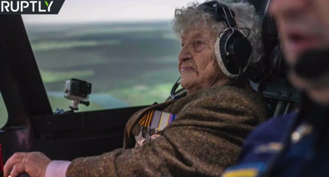 Cụ bà 99 tuổi người Nga tập nhào lộn tiêm kích Su-34