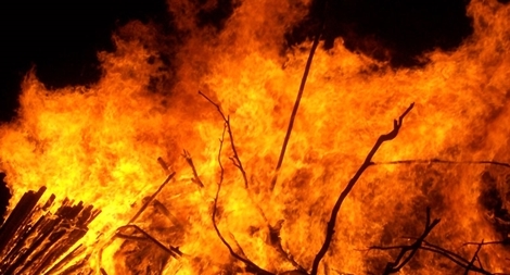 Lớp học lợp bằng rơm rạ cháy lớn, 20 trẻ mầm non thiệt mạng