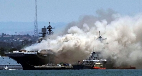 Chiến hạm Iran cháy dữ dội gần Eo biển Hormuz