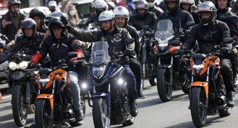 Chạy xe máy không đeo khẩu trang, Tổng thống Brazil bị phạt