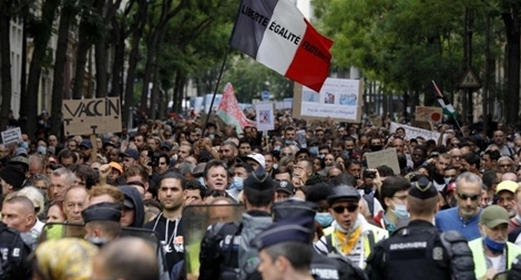 Dân Pháp "ùn ùn" xuống đường đòi không tiêm vaccine COVID-19