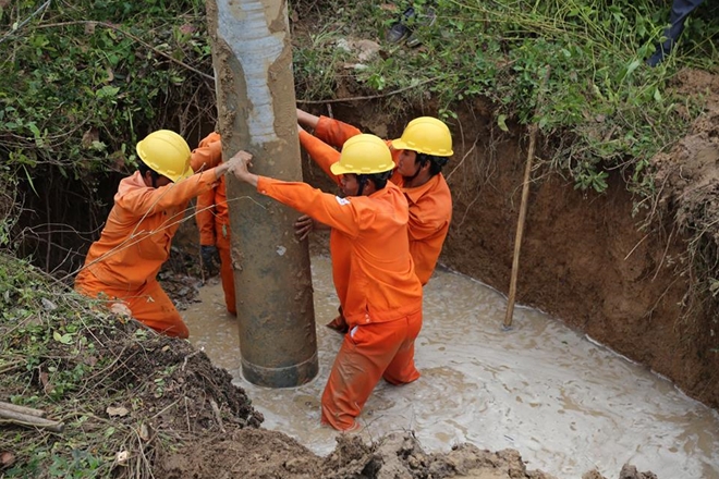 Huy động tối đa nhân lực khôi phục cấp điện sau bão Damrey